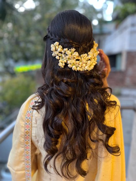 Indian hairstyles with wavy hair and jasmin flowers Indian Hairstyles With Gajra, South Indian Jasmine Hair, Hairdo With Jasmine Flowers, Traditional Hairstyle With Jasmine Flower, Wedding Hairstyles With Flowers Indian, Indian Hairdo With Flowers, Hairstyles For South Indian Look, Jasmine Flowers Hairstyle, Jasmine For Hair