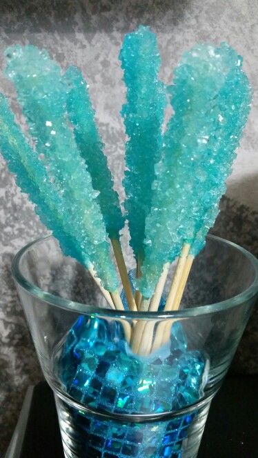 Rock Candy pops blues Pop Rock Candy, Crystal Food, Blue Rock Candy, Coastal Birthday, Blue Snacks, Pretty Candy, Candy Crystals, Crystal Candy, Cute Birthday Ideas