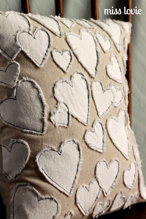 Miss Lovie: Anthro Knockoff Heart Collector Pillow Tutorial Valentines Bricolage, Heart Pillows, Valentines Pillows, Diy Pom Pom, Pillow Tutorial, Bantal Sofa, Sewing Tutorials Free, Sewing Pillows, Heart Pillow