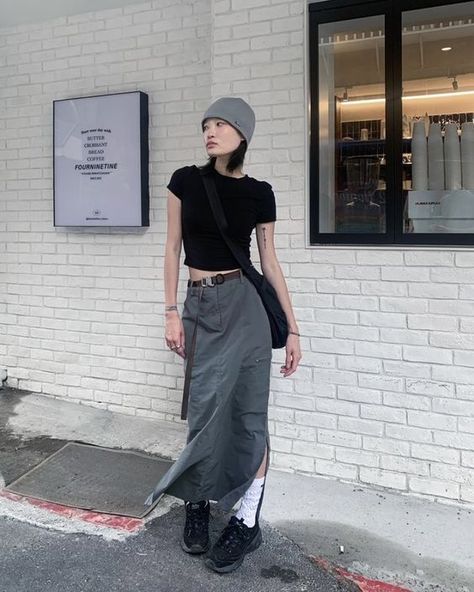 Acini Fashion, Genderfluid Outfit Ideas, Skirt Over Pants Outfits, Cargo Skirts, Throw It Back, Korean Outfit Street Styles, Fits Aesthetic, Asian Street Style, Skirt Trends