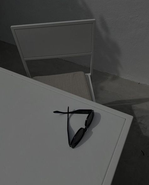 Minimalist Black Aesthetic, Filters On Instagram, Aesthetic Gray, Monochrome Aesthetic, Gray Instagram, Aesthetic Black And White, Clothing Store Interior, Shadow Video, Cream Aesthetic