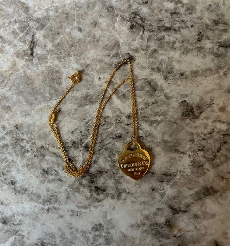 Gold Tiffany Necklace Heart, Gold Necklace Tiffany, Tiffany Gold Necklace Heart, Gold Tiffany Jewelry, Tiffany And Co Necklace Aesthetic, Tiffany And Co Gold Necklace, Tiffany And Co Necklace Gold, Tiffany Necklace Layering, Tiffany Necklace Gold