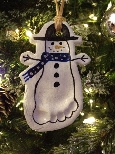 Footprint Snowman, Salt Dough Christmas Decorations, Christmas Footprint Crafts, Baby Christmas Crafts, Salt Dough Christmas Ornaments, Ornaments For Kids, Footprint Crafts, Baby Footprint, Diy Christmas Ornaments Easy