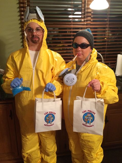 Breaking Bad Breaking Bad Halloween Costume, Breaking Bad Halloween, Unique Halloween Costumes For Couples, Breaking Bad Costume, Worst Costume, Halloween Duos, Costumes For Couples, Halloween Costumes To Make, Clever Halloween Costumes