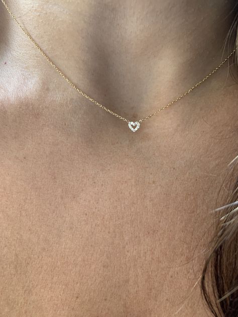 Dainty Necklace For Girlfriend, Small Dainty Necklaces, Pretty Heart Necklace, Dainty Gold Necklace With Diamond, Dainty Gold Diamond Necklace, Gold Necklace Aesthetic Simple, Simple Dainty Necklace, Small Gold Heart Necklace, Gold Necklace For Girlfriend