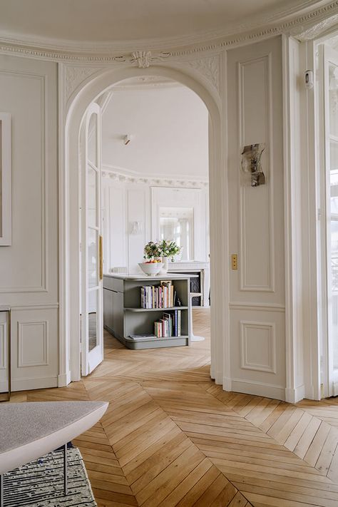 Refreshing a Haussmannian apartment (and keeping original features!) Paris Apartment Interiors, Transitional Interiors, Paris Interiors, Parisian Decor, Parisian Interior, French Interior Design, French Apartment, Paris Home, 아파트 인테리어