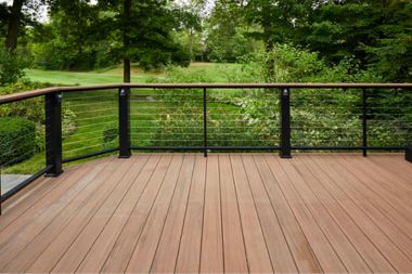 Building or replacing your composite deck soon? Discover the top railing options to install for your outdoor living space project. Adu Inspiration, Creative Fences, Terrace Railing, Horizontal Deck Railing, Wood Balcony, Ipe Deck, Aluminum Railings, Metal Deck Railing, Composite Decks