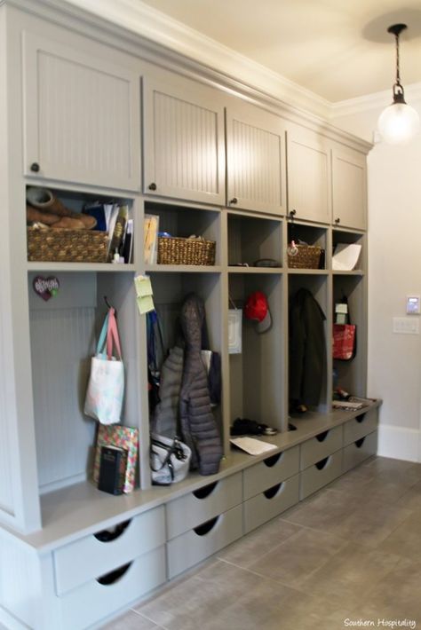 modern farmhouse atlanta072 Vstupná Hala, Farmhouse Mudroom, Laundry Room/mud Room, Mud Room Entry, Mudroom Entryway, Mudroom Laundry Room, Mudroom Design, Mud Room Storage, Boot Room