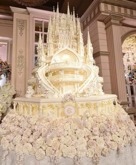 crazy exquisite wedding cakes made by human Huge Wedding Cakes, Castle Wedding Cake, Large Wedding Cakes, Extreme Cakes, Tall Wedding Cakes, Fancy Wedding Cakes, Huge Cake, Extravagant Wedding Cakes, Wedding Cake Images