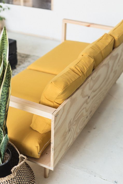 Make Yourself Comfortable with this Easy DIY Wooden Studio Sofa Diy Bank, Studio Sofa, Diy Hanging Shelves, Diy Couch, Diy Holz, Diy Sofa, Wooden Sofa, Diy Furniture Couch, Decor Guide