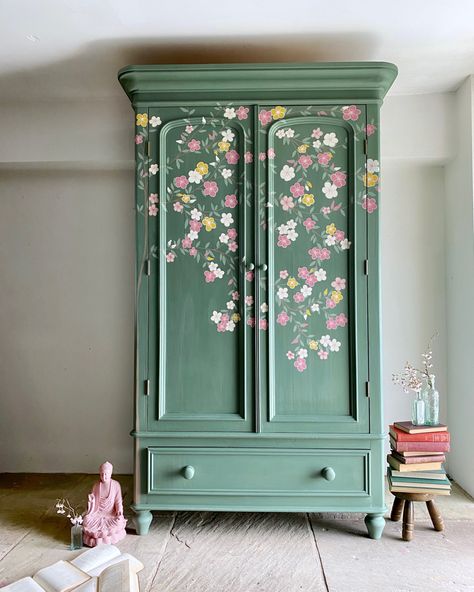 Green hand painted wardrobe with blossom detailing Cupboard Painting, Painted Wardrobe, Painted Cupboards, Diy Furniture Renovation, Furniture Renovation, Hand Painted Furniture, Refurbished Furniture, Old Furniture, Bespoke Furniture