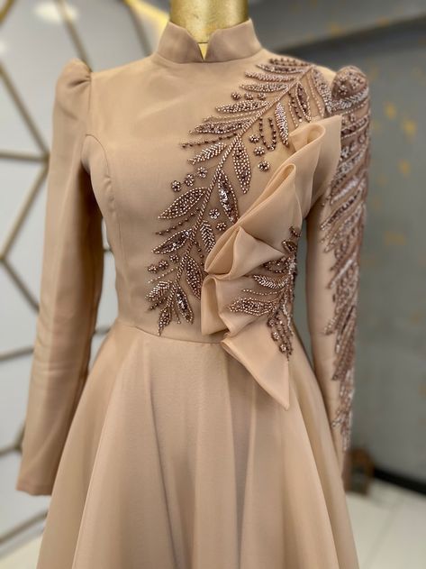 Dresses In Organza Fabric, Stylish Dresses For Women Fashion, Wedding Dress Islamic, Dress Islamic, Detail Couture, Satin Evening Dress, Muslim Evening Dresses, Latest Dress Design, Islamic Dress