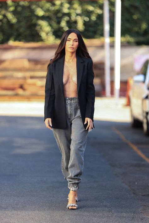 Megan Fox Outfits, Spring Lingerie, Megan Fox Style, Megan Fox Pictures, Megan Fox Photos, Black Knit Cardigan, Open Blazer, Sofia Vergara, Shift Dress Black