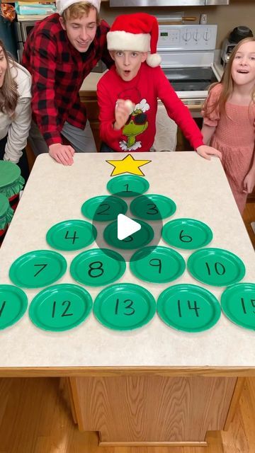 Apple Roll, Family Tiktok, Christmas Eve Games, Fun Holiday Games, Fun Family Christmas Games, Funny Christmas Games, Christmas Gift Games, Christmas Party Activities, Xmas Games