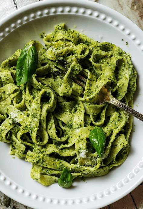 Creamy Spinach Pasta, Middle Eastern Lentil Soup, Spinach Pasta Sauce, Green Pasta Sauce, Spinach Pesto Pasta, Spinach Pasta Recipes, Fettuccine Recipes, Spinach Sauce, Green Pasta