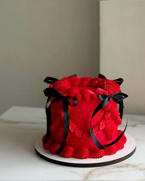 Red Bday Cake, Red Cake Ideas, Red Cake Aesthetic, Black And Red Cake, Red And Black Cake, Red Birthday Cake, Gothic Birthday Cakes, Pumpkin Pancakes Recipe, Pumpkin Pancake