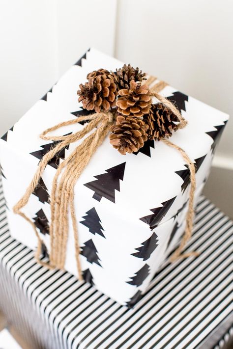 Wrapping Inspiration, Gift Wrapping Inspiration, Gift Wrapping Ideas, Gifts Wrapping Diy, Country Christmas Decorations, Creative Gift Wrapping, Cadeau Diy, Christmas Gift Baskets, Wrapping Ideas