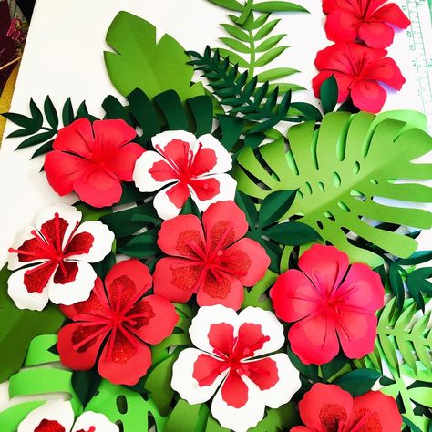 Hibiscus Flower Decorations, Tropical Paper Flowers Diy, Paper Hibiscus Flowers Diy, Hibiscus Decorations, Hawaiian Paper Flowers, Paper Tropical Leaves, Luau Party Decorations, Paper Flower Patterns, Fiesta Tropical