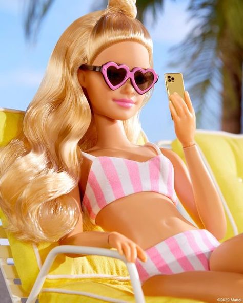 Barbie With Sunglasses, Barbie Pink Dress, Barbies Pics, Barbie Summer, Barbie Doll Set, Barbie Images, Barbie Fashionista Dolls, Guys And Dolls, Pink Carpet