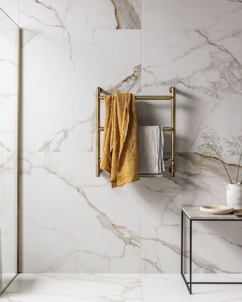 Grey Gold Bathroom Ideas, Bathroom With Brass Fixtures, Marble Effect Bathroom, Bathroom London, Calacatta Tile, Gold Tiles, Pale Background, Suite Room, Bathroom Design Styles