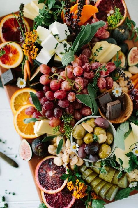 Drool-worthy vegan cheese platter by Fed & Full Italian Grazing Board, Vegetarian Platter Ideas, Fall Crudite Platter Ideas, Charcuterie Spread Ideas, Fancy Veggie Tray, Vegan Platter, Italian Platter, Mediterranean Mezze, Vegan Charcuterie Board