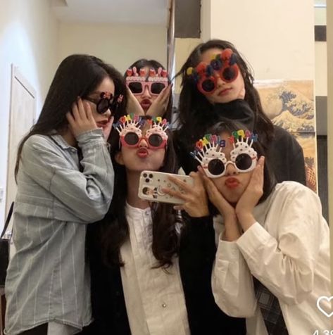 Besfriends Foto Aesthetic, Group Profile Picture Aesthetic, 5 Best Friends, Photos Bff, Bff Poses, Friendship Photoshoot, Cute Birthday Pictures, Korean Best Friends, Friend Pictures Poses