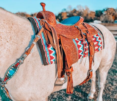 Barrel Saddle Pads, Matching Tack Sets Western, Western Barrel Saddles, Western Horse Tack Sets Barrel Racing, Barrel Tack Sets, Horse Saddle Pads Western, Cool Horse Tack, Western Tack Sets Barrel Racing, Western Horse Tack Sets