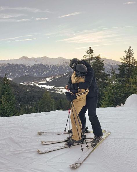 Couple Skiing Pictures, Couples Skiing, Couple Skiing, Ski Couple, Travelling Couple, Couples Vision Board, Ski Trip Aesthetic, Goals To Set, Ski Pics