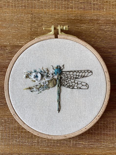 Dragonfly Hand Embroidery, Dragon Fly Embroidery Design, Embroidery Dragonfly Pattern, Dragonfly Embroidery Simple, Dragonfly Embroidery Pattern Free, Botanical Insects, Embroidery Free Pattern, Embroidery Bugs, Embroidery Dragonfly