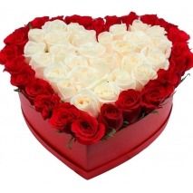 Even if you've been with your spouse for years, finding the proper Valentine's Day present for him or her might be difficult. Off White Roses, Heart Shaped Cakes, Chocolate Flowers, Velvet Rose, Red Rose Bouquet, Present For Him, Valentines Day Food, Valentines Day Cookies, Heart Shape Box