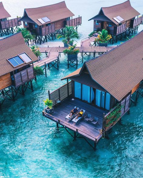 11 Floating Resorts In Malaysia That Make For A Relaxing Sea-cation Malaysia Honeymoon, Malaysia Island, Malaysia Itinerary, Malaysia Resorts, 16 Wallpaper, Water Bungalow, Floating Hotel, Dive Resort, Water Villa