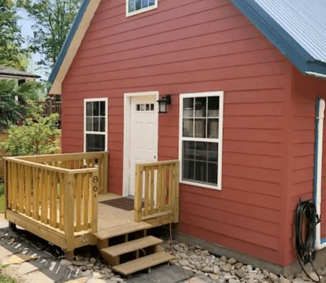 600-square-foot cottage home with loft North Carolina Cottage, Kit Homes Australia, Cabin Kit Homes, Small Cottage Plans, Cottage Small, Cottage Kits, Asma Kat, Diy Cabin, Backyard Cottage