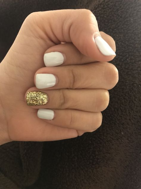 Gel Nails Ideas White And Gold, Winter Formal Nails Simple, Short Golden Nails, White And Gold Manicure, White And Gold Short Nails, Gel Nail Designs White And Gold, White And Gold Dip Nails, White And Gold Nails Short, White And Gold Gel Nails Short