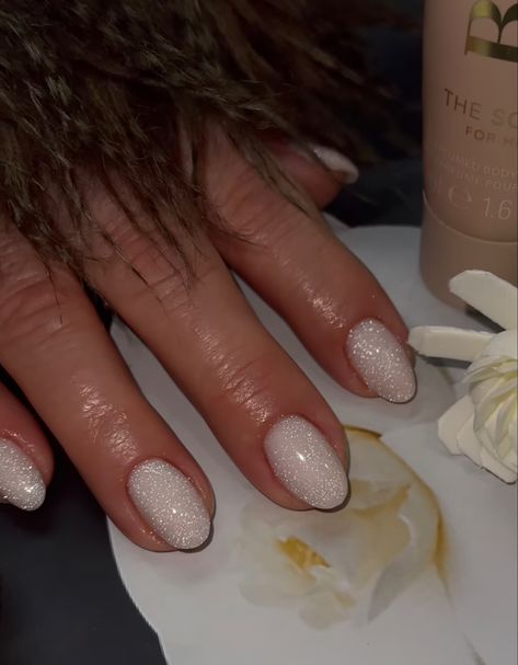 New Years Nails Solid Color, Short Sparkly Almond Nails, Milky Nails Sparkle, Simple Cream Nails, Silver Sparkle Ombre Nails, Minimal Sparkle Nails, Off White Glitter Nails, White Glittery Christmas Nails, Nail Inspiration Christmas Simple