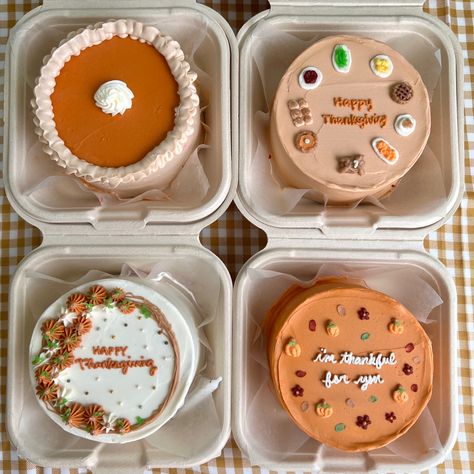 Fall Lunch Box Cakes, Fall Bento Cake Ideas, Fall Cake Aesthetic, Mini Thanksgiving Cakes, Halloween Lunchbox Cakes, Mini Fall Cakes, Thanksgiving Bento Cake, Christmas Lunch Box Cake, Autumn Bento Cake