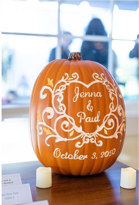 Small Fall Wedding Reception Ideas, Carved Pumpkins For Weddings, Pumkin Decoration Ideas Wedding, Wedding Pumpkin Carving Ideas, Fall Small Wedding Ideas, Fall Wedding Reception Ideas Decorations, Pumpkin Theme Wedding, Wedding Ideas For October, Fall Wedding Favours