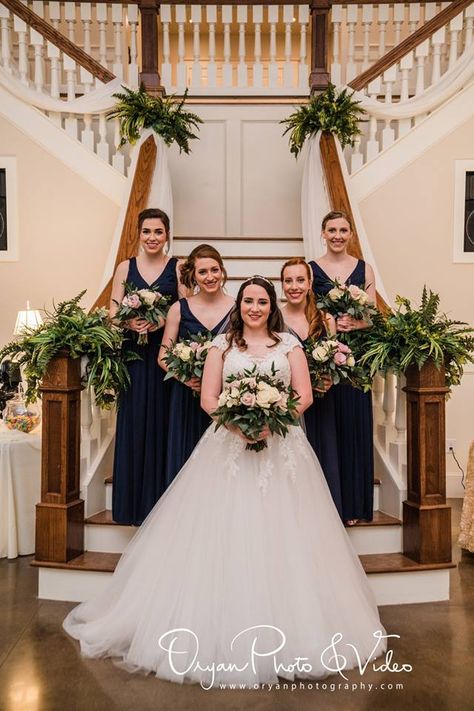 Bridal Party Stairs Photos, Indoor Wedding Photo Ideas, Staircase Decor Wedding, Staircase Decoration Ideas, Wedding Staircase Decoration, Bridesmaids Poses, Staircase Photos, Indoor Pictures, Wedding Portraits Family