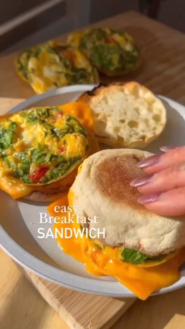 #TheCraftofCroissantSandwiches Easy Breakfast Sandwiches, Handheld Breakfast, Aesthetic Food Recipes, Easy Breakfast Sandwich, Healthy Breakfast Sandwich, Best Breakfast Sandwich, Eggs Breakfast, Healthy Sandwiches, Healthy Food Dishes