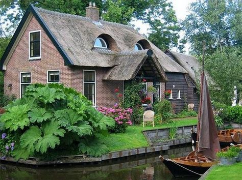 This Quaint Dutch Village is Only Accessible By Boat (31 Photos) – Suburban Men Unusual Homes, Thatched Cottage, Thatched Roof, Amazing Buildings, Ways To Travel, Photo Images, Wonderful Places, A House, The Netherlands