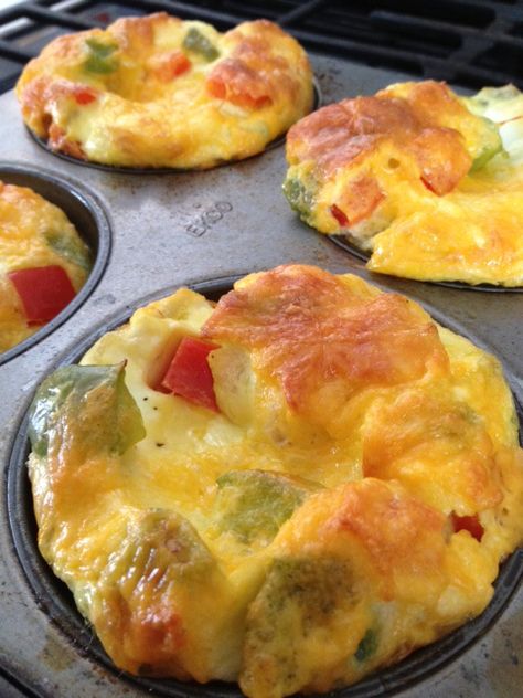 Quiche Cups, Quiche Muffins, Breakfast Quiche Recipes, Quiche Recipes Easy, Breakfast Quiche, Crustless Quiche, Recetas Keto, Quiche Recipes, Muffin Tins