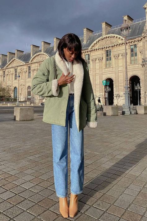 Look Adidas, French Women Style, Estilo Indie, Beige Trench Coat, French Outfit, Skandinavian Fashion, Spring Coat, Street Style Chic, Coat Outfits