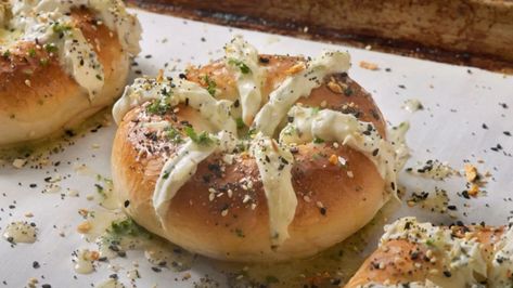 Garlic cream cheese stuffed bagels baked with a buttery, cheesy sauce? Yes, please! Stuffed Bagels Recipe, Cottage Cheese Alfredo Sauce, Cottage Cheese Alfredo, Stuffed Bagels, Cheese Alfredo Sauce, Beef Kabob Recipes, Garlic Cream Cheese, Mediterranean Grilled Chicken, Bagels Recipe