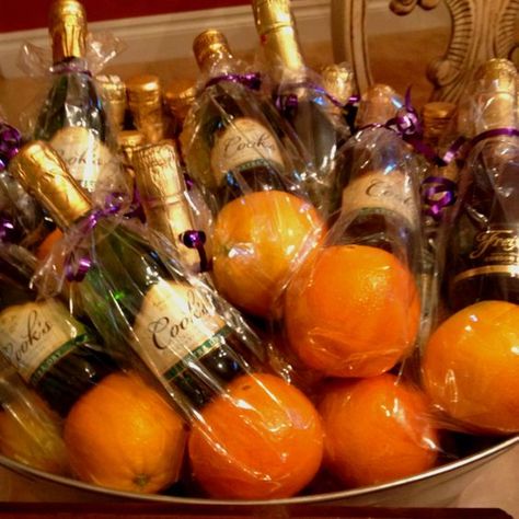 Christmas Party Gift Ideas For Guests, Christmas Dinner Gifts For Guests, Christmas Dinner Party Favors, New Years Eve Gift Basket Ideas, Dinner Party Favors Guest Gifts, Dinner Party Gifts For Guests, Christmas Party Gifts For Guests, Champagne Gift Ideas, Brunch Party Favors