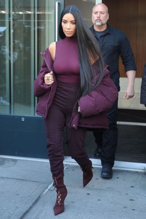 Kim Kardashian West leaving her New York apartment for Yeezy Season 5 show. Kylie Kardashian, Estilo Kim Kardashian, Kanye Yeezy, Baddie Fashion, Estilo Kardashian, Classic Outfits For Women, Kim Kardashian Outfits, Kim K Style, Kardashian Outfit