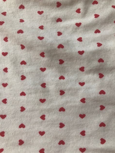 Brandy Wallpaper Aesthetic, Red Heart Background, Brandy Melville Aesthetic Wallpaper, Brandy Melville Wallpaper, Heart Pattern Aesthetic, Red Heart Background Aesthetic, Brandy Heart Necklace, Red And White Coquette Wallpaper, Brandy Melville Heart Necklace