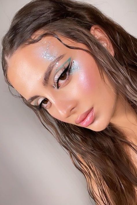 Smokey Eye Festival Makeup, Festival Makeup Brown Eyes, Edc Makeup Ideas, Space Cowgirl Makeup, Simple Festival Makeup, Pool Party Makeup, Ibiza Makeup, Edc Makeup, Mode Coachella