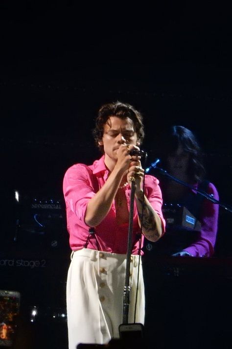 Fine Line Era, Harry Outfits, Fine Line Harry Styles, Harry Styles Fine Line, Harry Styles Concert, Harry Styles Wallpaper, Harry Styles Pictures, Mr Style, Treat People With Kindness