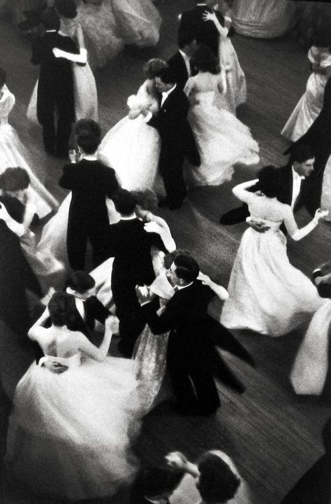 Dancing Pictures, Ballroom Dance Photography, 50s Aesthetic, Dance Aesthetic, Ball Aesthetic, Black And White Photo Wall, Black And White Picture Wall, Robert Doisneau, Henri Cartier Bresson