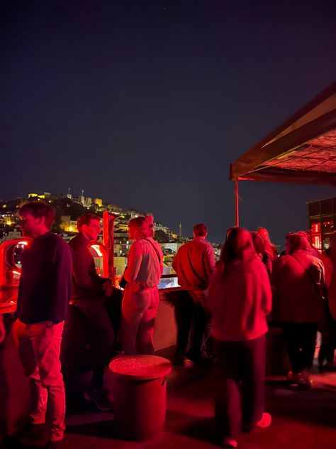 Rooftop Bar Aesthetic Night, Terrace Party Decoration Rooftops, Rooftop Terrace Party, Sunset Party Aesthetic, Rooftop Party Night, Rooftop Party Aesthetic, Echo Narcissus, Rooftops Aesthetic, Rooftop Party Ideas