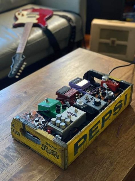 Guitar Pedals Boards, Pedal Board Aesthetic, Diy Pedalboard Ideas, Pedal Board Ideas, Diy Guitar Pedal Boards, Bass Pedalboard, Pedalboard Design, Pedalboard Ideas, Diy Pedalboard